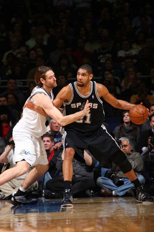  蒂姆在湖人比赛中回归赛场,连败引发热议的是谁 